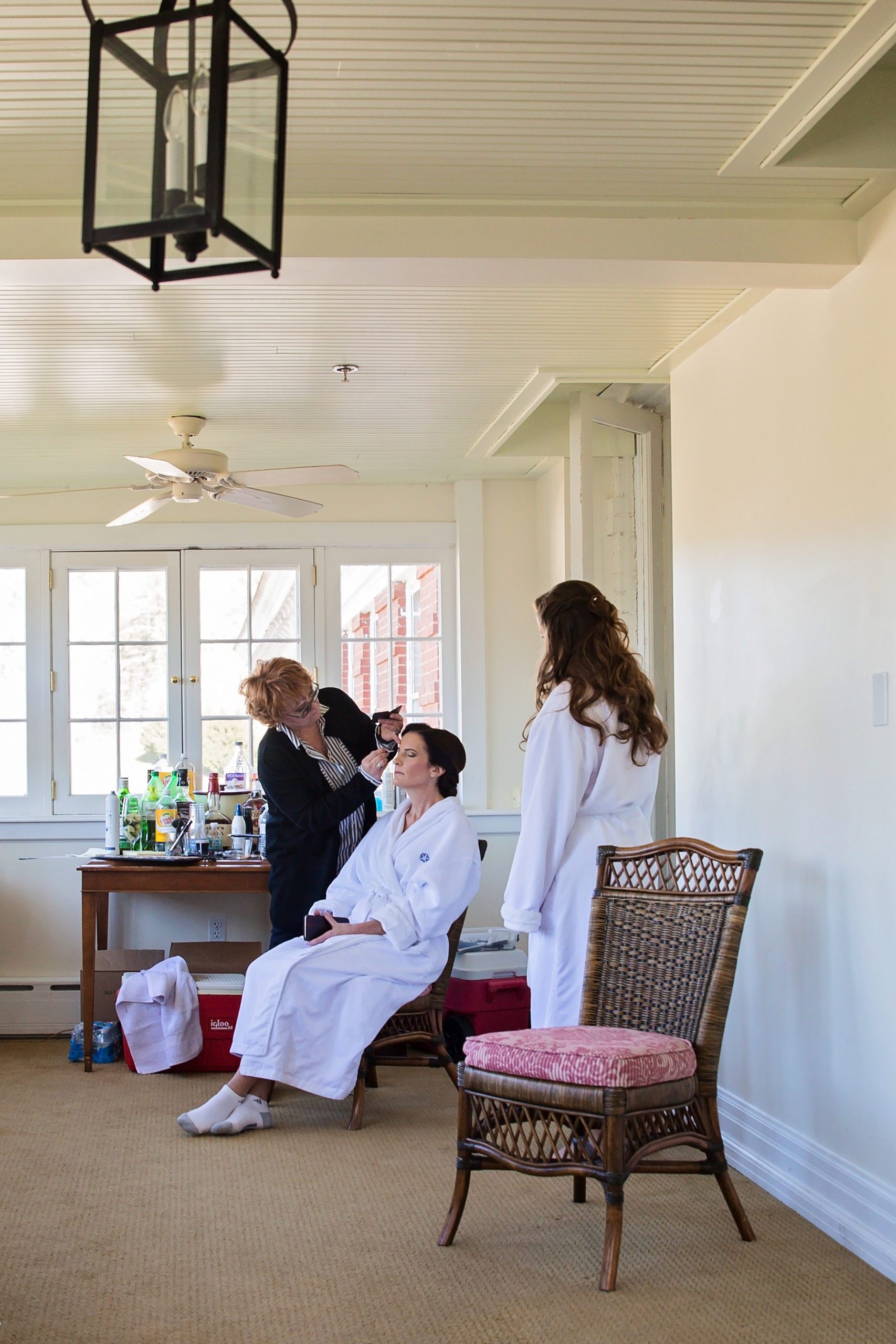 bride gettign her hair and makeup done ina bridal suite at a Virginia wedding venue